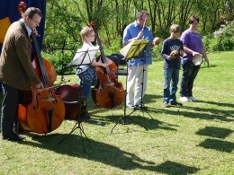 Behindertenmusizieren und Kontrabasstrio