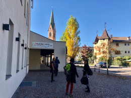 vor der Musikschule in Terlan